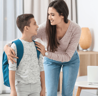 Una madre feliz acompañando a su hijo