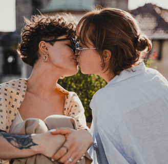 Una pareja de 2 chicas dándose un beso