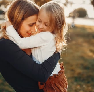 Una madre feliz abrazando a su hija