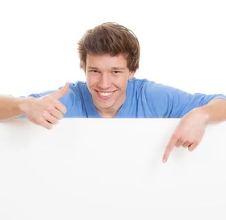 persona feliz señalando el simulador de cuota hipotecaria