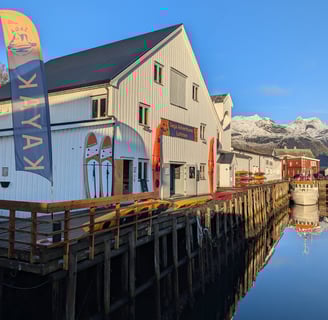 Saga Adventures i Hamnøy tilbyr kajakkturer rett ved fish & chips-vogna Maritime Munchies i Lofoten.