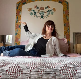 Portrait de Marie Hardy devant l'une de ses oeuvres, fresqueuse et artiste-peintre en Normandie