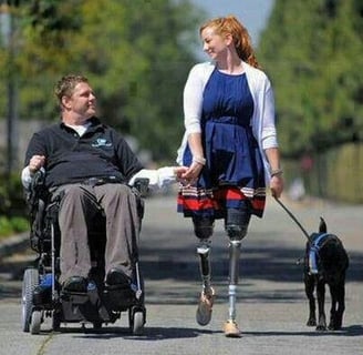 um homem em uma cadeira de rodas com um cachorro na coleira