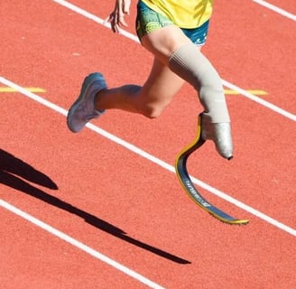 uma mulher de camisa amarela está correndo em uma pista