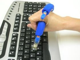 a mão de uma pessoa segurando uma caneta e escrevendo em um teclado