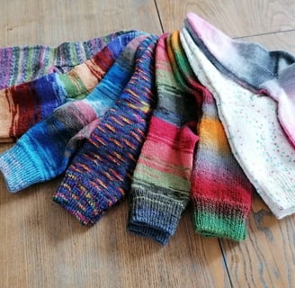 posé sur une table 8 paires de chaussettes tricoté avec des fils multicolores