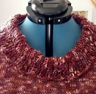 Pull fantaisie fait à la main de couleur bordeaux dans un fil fantaisie