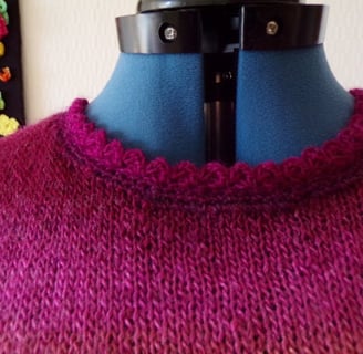 Finition au crochet sur le col d'un pull tricoté dans un fil mohair au couleurs dégradé bordeaux