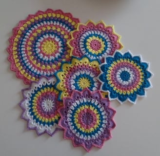 cinq petits cercles plus un grand crocheté de plusieurs couleurs
