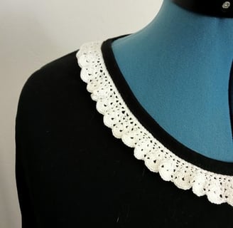 Haut noir encolure bordé de dentelle blanche faite au crochet