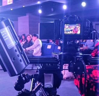 Un operador de cámara está filmando una cámara de video