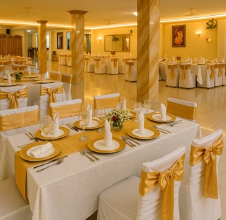 Centro de mesa con rosas blancas y velas decorativas