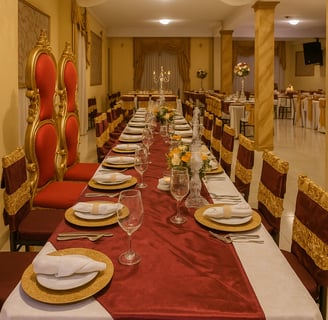 Mesa larga con sillas de respaldo rojo y detalles dorados, preparada Magic Party, Quito