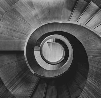 Une spirale qui fait tourner en rond dans des schémas répétitifs