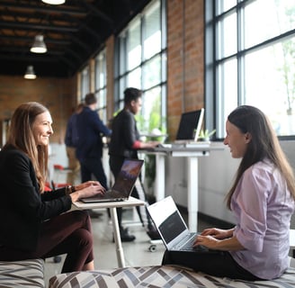 personne heureuse au travail , QVT 