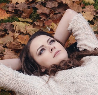 Mujer procrastinando surya reiki costa del sol