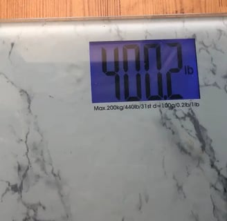 marble looking weight loss scale showing a reading os 400.2lbs
