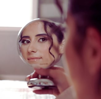 une mariée se regarde dans le miroir 