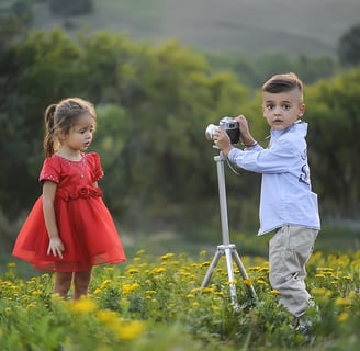 enfant tenant un appareil photo pour prendre une photo de petite fille
