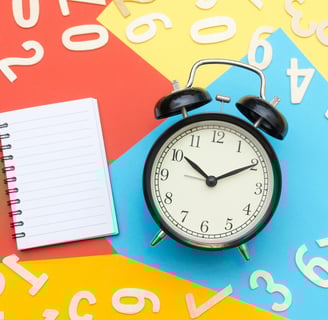 un reloj con una libreta y una libreta al lado