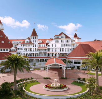 Hotel Del Coronado, a luxury pet friendly hotel that hosts dog socializing