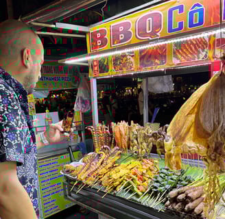 Miguel Cuenca en Hoi An tomando fotos en un mercado de comidas rapidas
