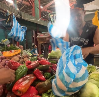 Verduras en el mercado de Bazurto en Cartagena, Colombia