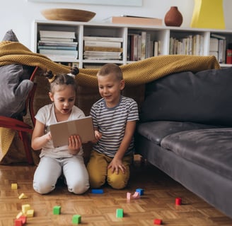 Enfant montrant fièrement son dessin inspiré d'un livre personnalisé