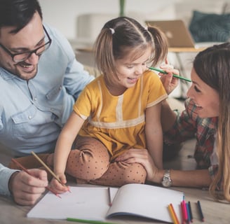 Enfant dessinant ou écrivant sa propre suite d'une histoire inspirée d'un livre personnalisé