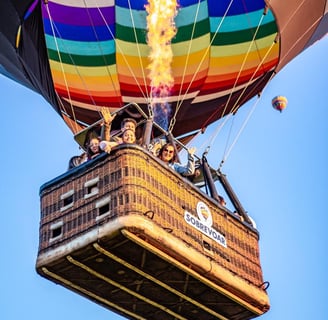 Voo de balão compartilhado repleto de família feliz sobrevoando Praia Grande-SC