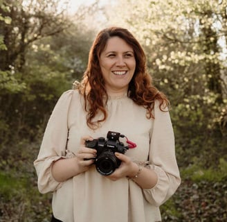 Vidéaste de mariage posant avec son appareil en main, entre passion et professionnalisme