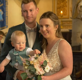 Instant complice des mariés avec leur bébé, capté en vidéo lors du mariage, bouquet à la main