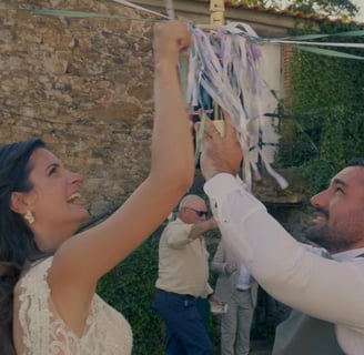 Mariés participant à la ronde des rubans autour du bouquet lors de leur mariage