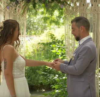 Échange des alliances entre les mariés pendant la cérémonie de mariage