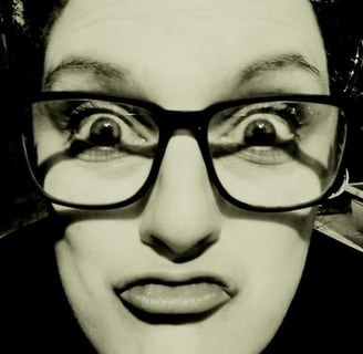 Portrait von mir, mit Brille, wie ich überrascht schaue im Exil