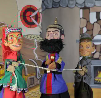 Kasperle und Seppel fesseln den Räuber Hotzenplotz Staufenberger Puppentheater