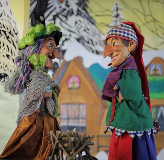 Die Hexe Stinkekraut und Kasperle beim Gespräch Staufenberger Puppentheater