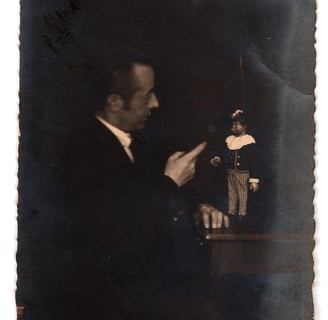 Puppenspieler spricht mit Figur