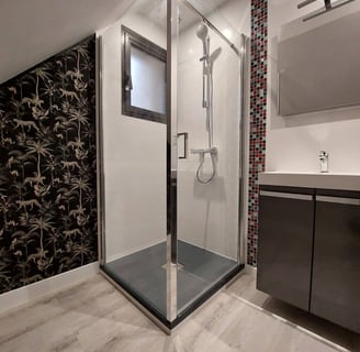 Jolie coin de douche avec petit bandeau en mosaïque. Meuble vasque et miroir