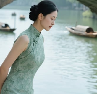 What are the characteristics of the qipao, a traditional Chinese dress?