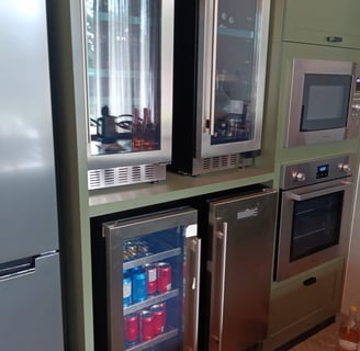 Adegas, Cervejeiras, Forno elétrico e Micro-ondas.