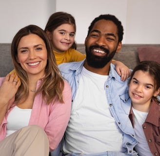 Família com pai, mãe e dois filhos