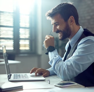 Homem sorrindo olhando para tela do notebook e mexendo do trackpad
