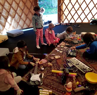 des enfants jouent des instruments de musique lors d'un atelier