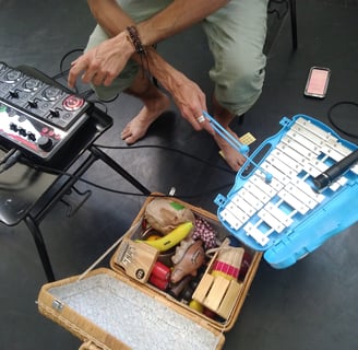 un musicien joue plusieurs instruments en même temps pour un atelier de danse et musique.