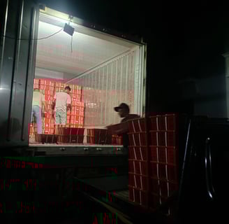 The process of loading salak fruit into a 20ft container
