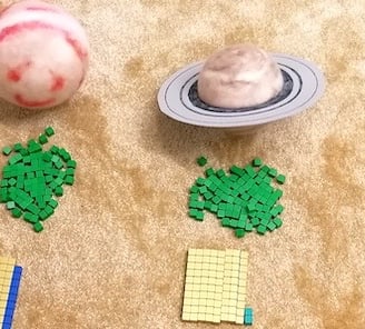 Planeten aus Filz mit Rechenmaterial nach Anzahl der Monde