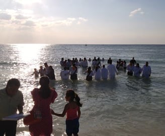 Bautizos realizados al aire libre en Playa del Carmen, Mexico.