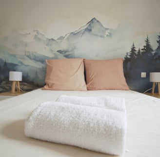 lit dans chambre avec panorama montagne