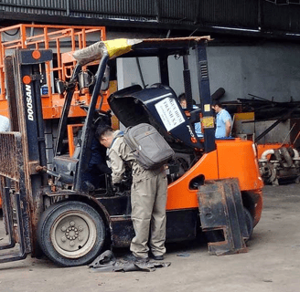 Ảnh 5: kỹ thuật viên chuyên nghiệp đang kiểm tra xe nâng